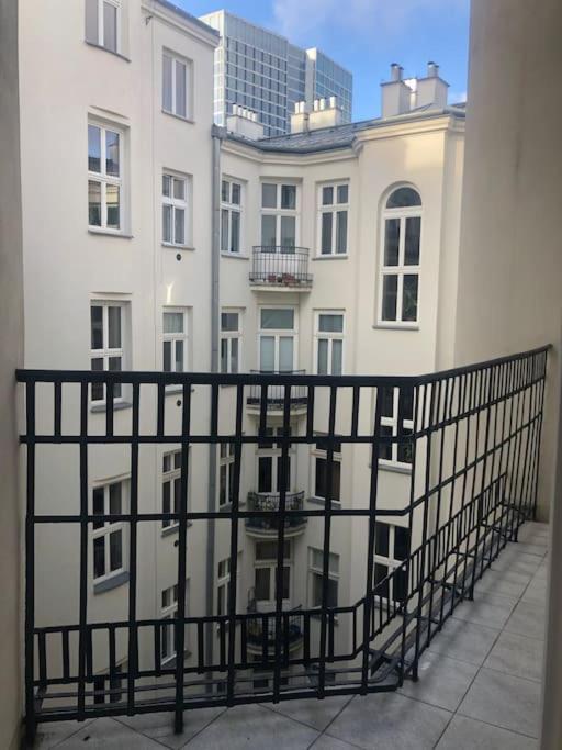 Pop Nowogrodzka Apartment Warsaw